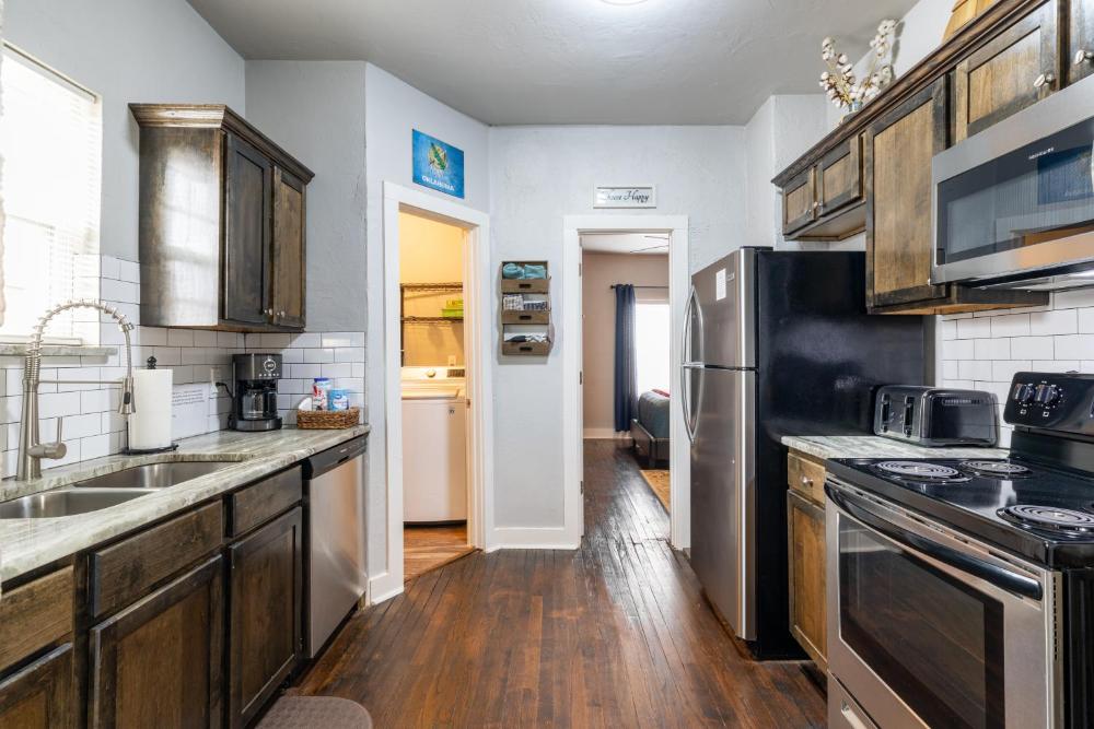 The Charm Chickasha, Fiber WIFI, Washer & Dryer, Near DT Chickasha and Leg Lamp!
